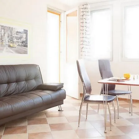شقة Elegant Flat With Balcony